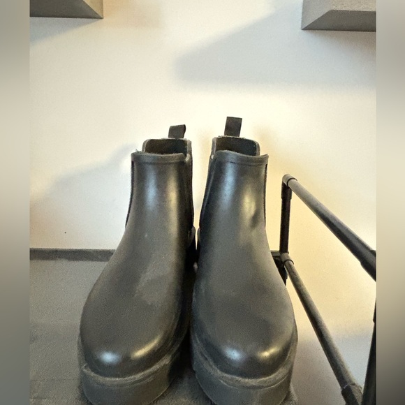 Black boots - Picture 2 of 2